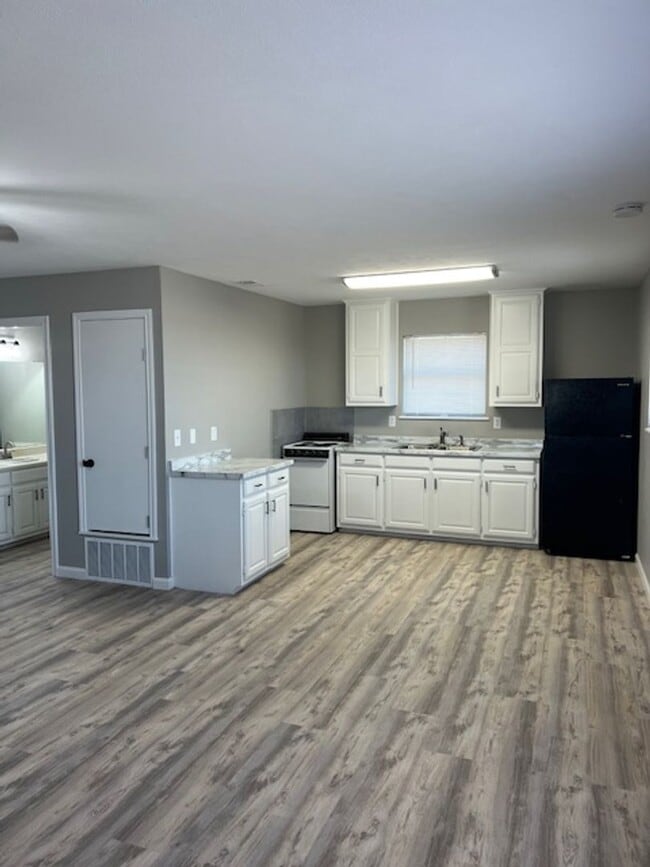 Building Photo - Recently remodeled 1/1 in the country. Hor...
