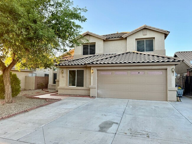 Foto del edificio - Beautiful 5 Bedroom + Loft Two Story Home ...