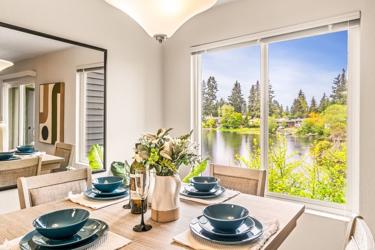 Foto principal - 2 Bedroom 1 Bathroom Lakeside Unit!