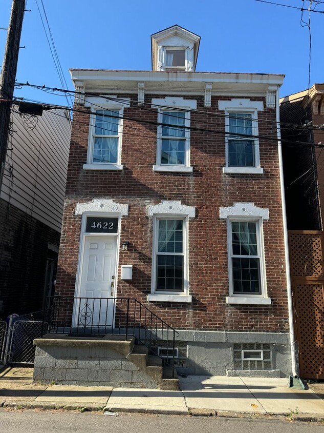 Primary Photo - Stylish 3 Bedroom 1.5 Bathroom Home with G...