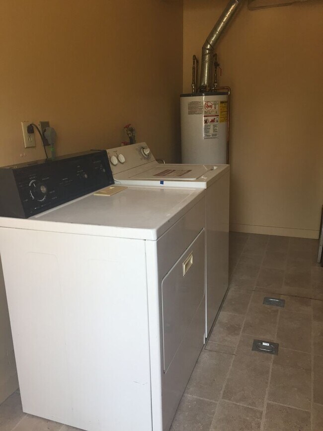 Foto del edificio - 2BD/1BA Rustic Home Near Campus