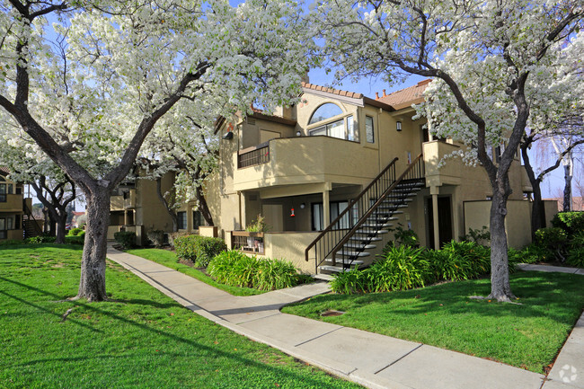 Building Photo - Oak Hills Apartments