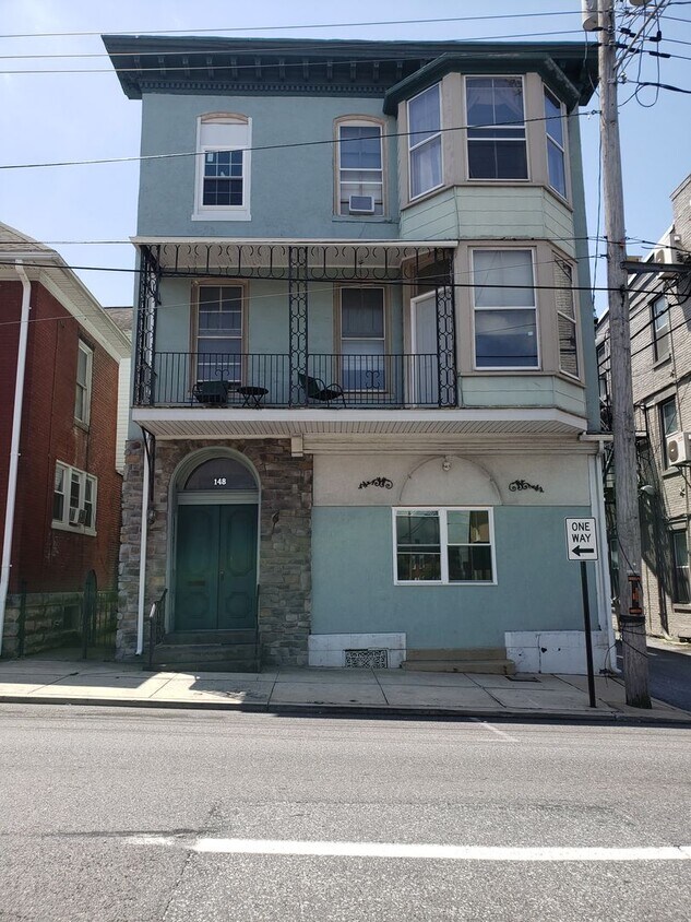 148 E Queen St Unit Apt. 1, Chambersburg, PA 17201 Room for Rent in