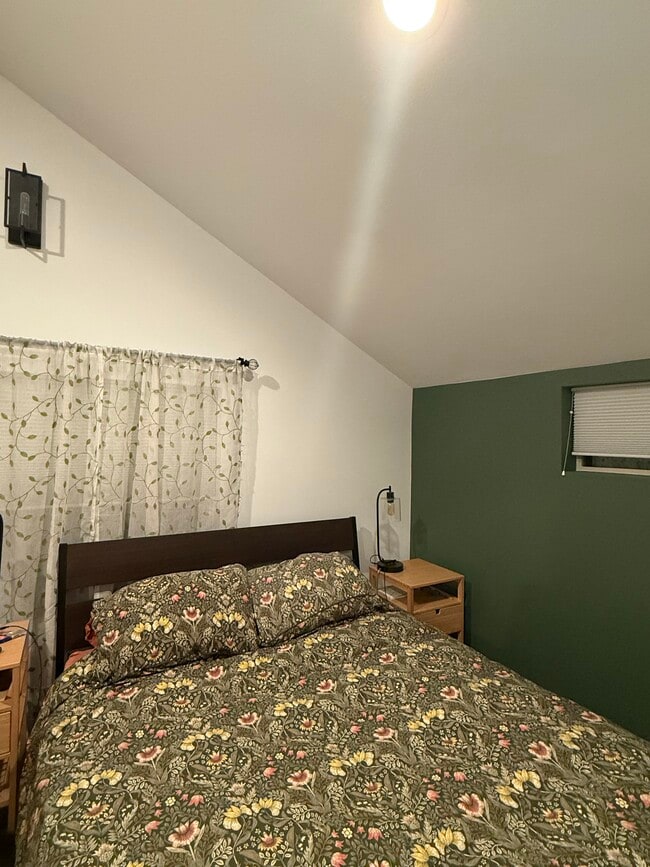 Building Photo - 9239 Woodlawn Ave N