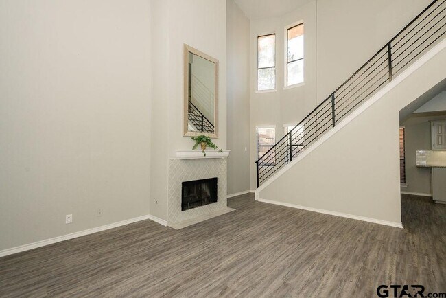 Foto del edificio - 5911 Hollytree Dr
