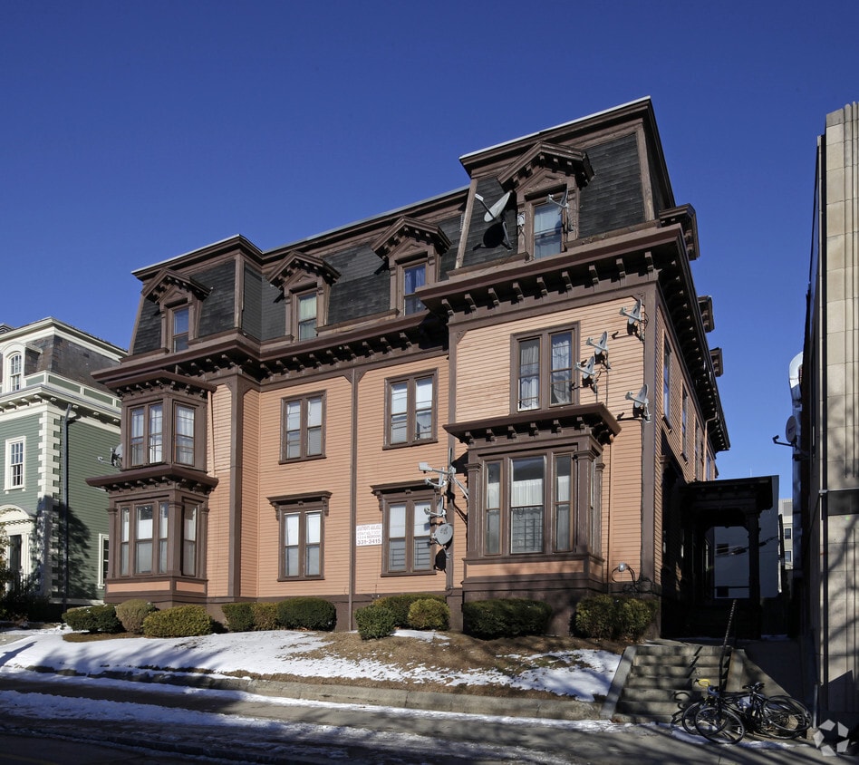 Primary Photo - 98 Waterman St