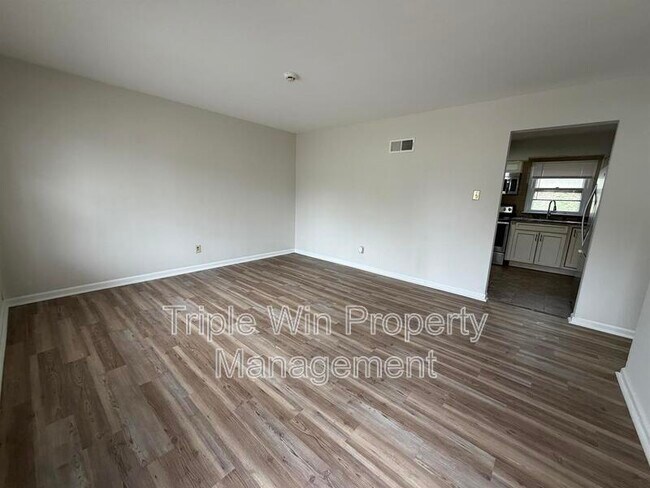 Building Photo - 914 Hutton Pl