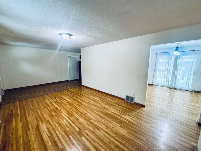 Foto del edificio - Gorgeous Single Family Home w/ Sundeck and Large Yard!