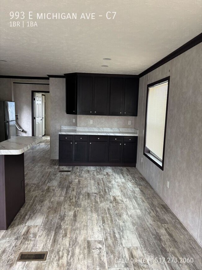 Foto del edificio - 993 E Michigan Ave