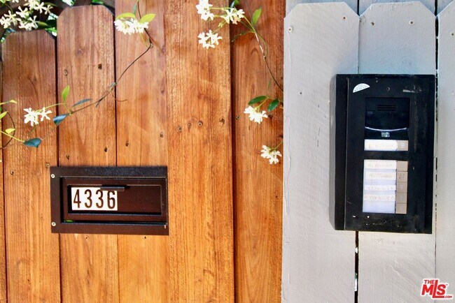 Foto del edificio - 4336 Laurel Canyon Blvd