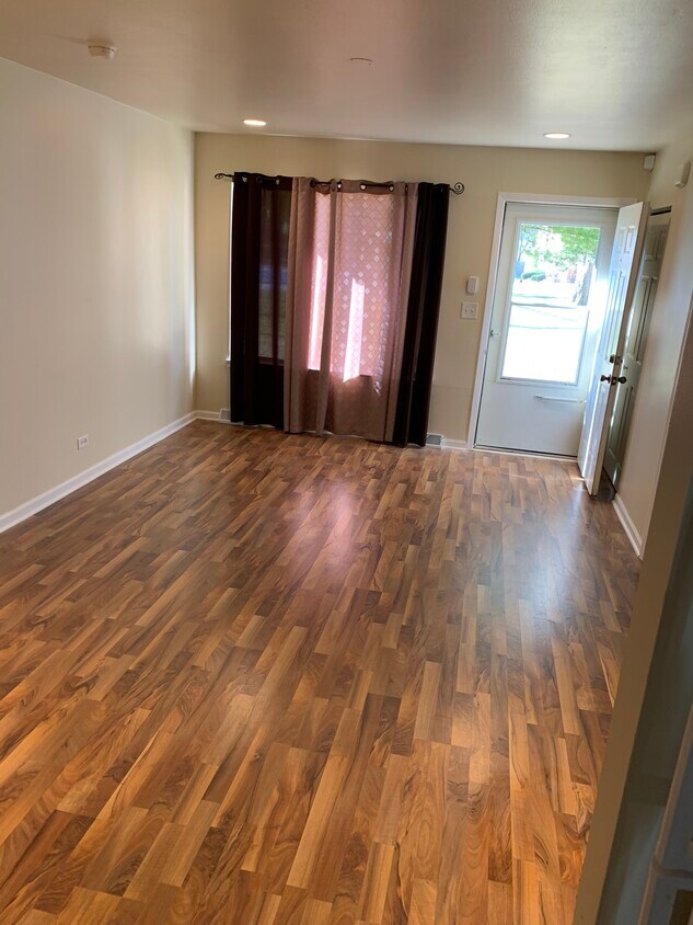 Foto del edificio - 5086 Euclid Ln