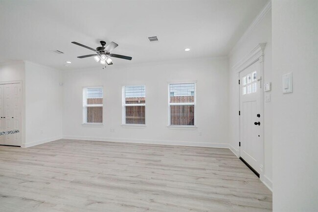 Building Photo - 4002 Elmwood St