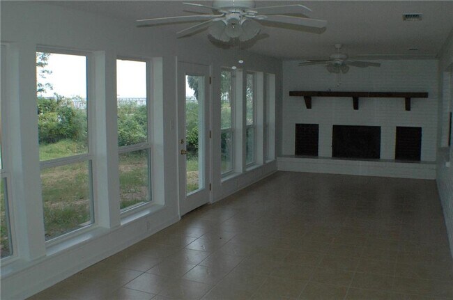 Building Photo - 7225 Bay Rd