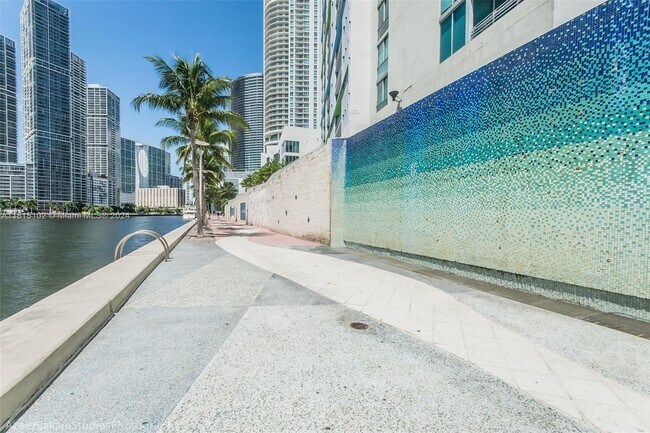 Foto del edificio - 325 S Biscayne Blvd