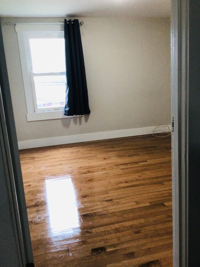 Building Photo - 26 Connaught Av