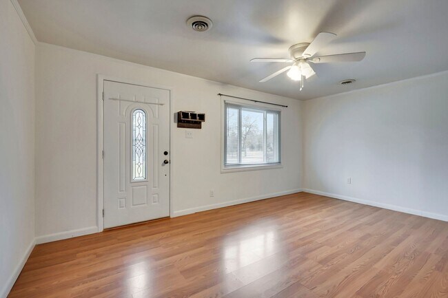 Building Photo - Freshly renovated 2 Bed 1 Bath in Clarksvi...