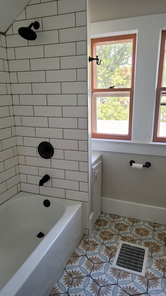 Building Photo - 503 S Bismark St