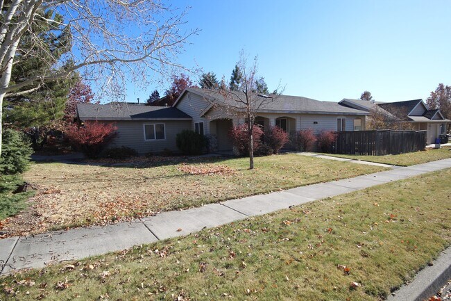 Building Photo - Eastside 3 Bdrm, 2 Bath House, All Applian...