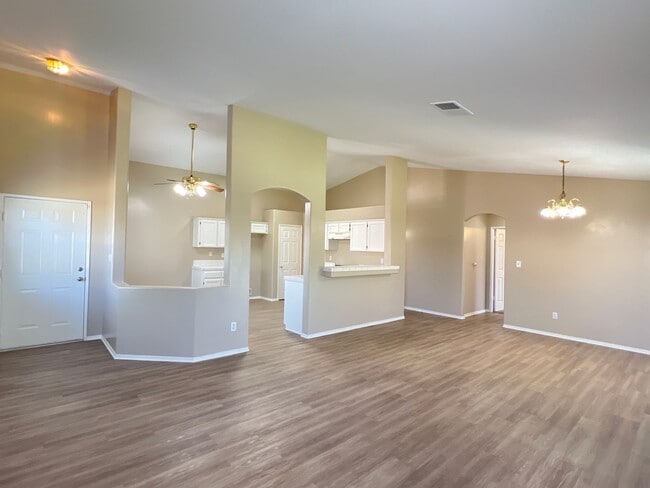 Building Photo - Northwest Bakersfield