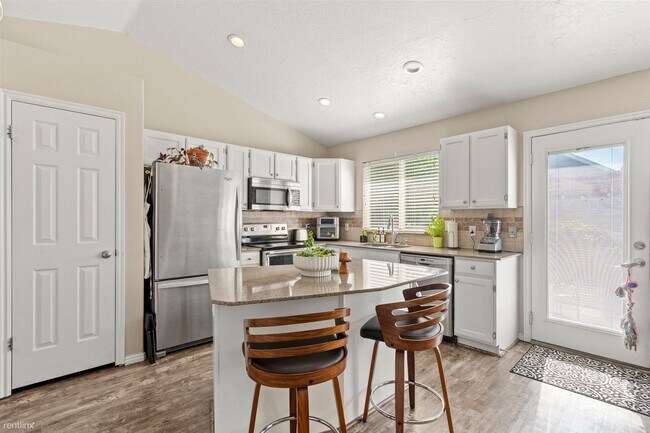 Building Photo - 4 br, 3 bath House - 1956 Airport Drive