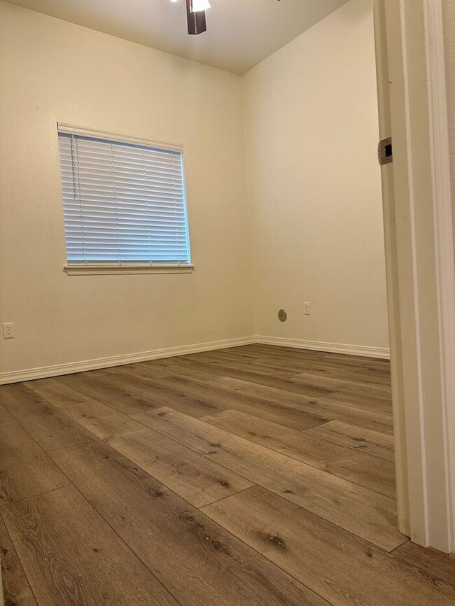 Building Photo - Three bedroom, two bathroom top floor unit on SE Woodstock.