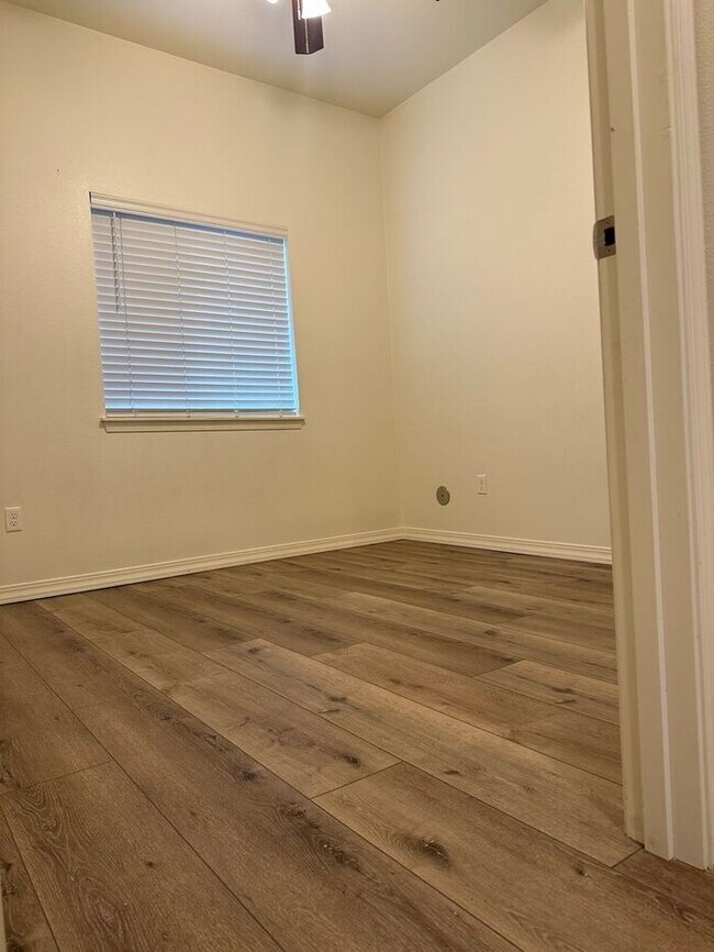 Foto del edificio - Three bedroom, two bathroom top floor unit on SE Woodstock.