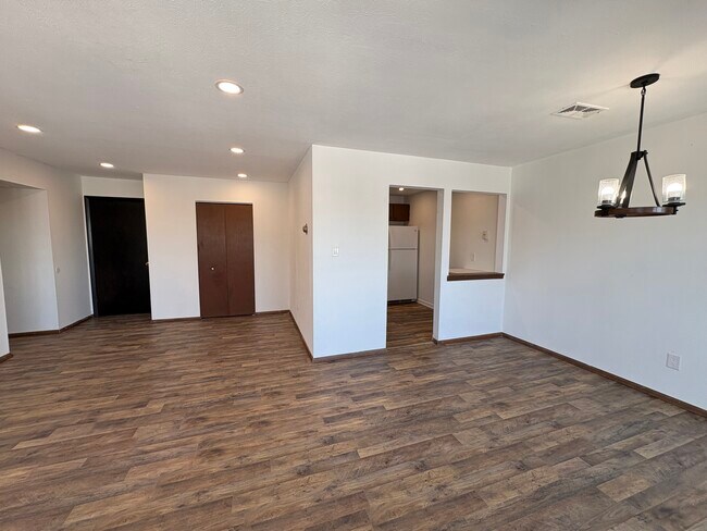 Foto del edificio - 6640 Pearl Rd