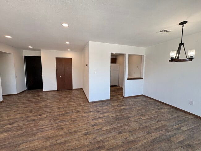 Building Photo - 6640 Pearl Rd