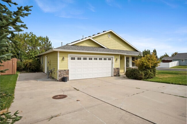 Building Photo - 3 Bedroom2 Bath Home With Great Access