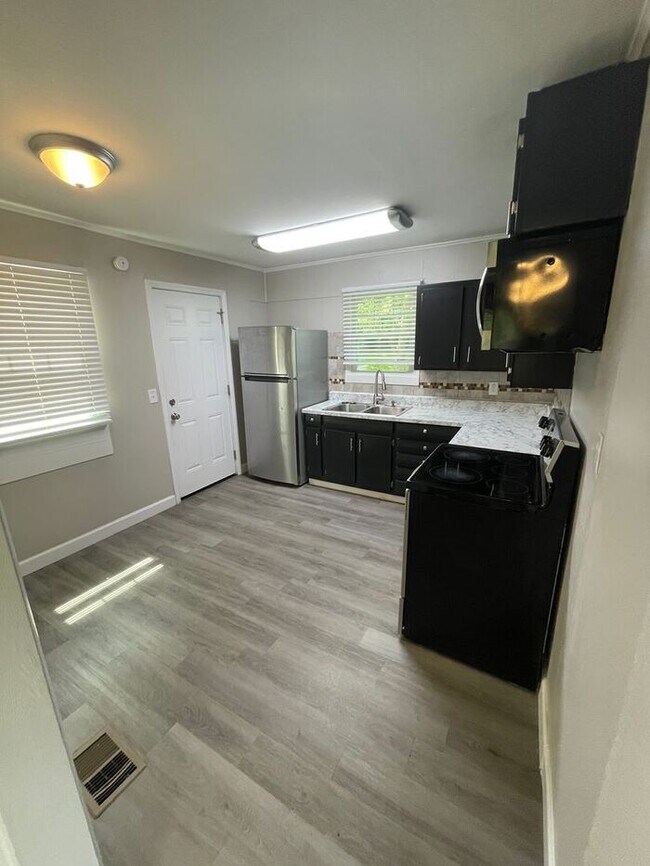 Foto del edificio - Lovely 3-Bedroom Home in a Great Location ...