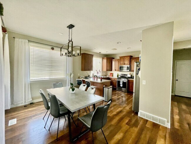 Foto del edificio - Beautiful Executive Daybreak Home Available!