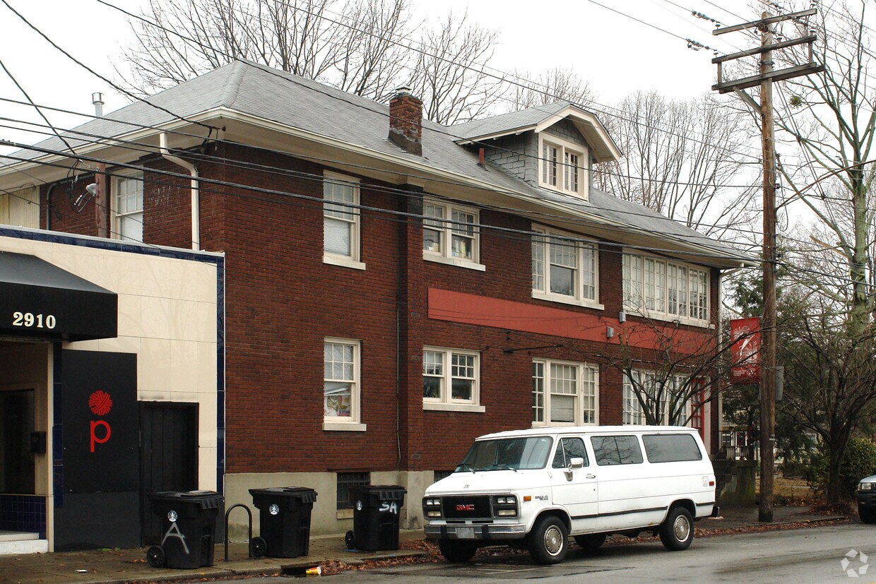 Principal es obscured por árboles - 2900 Frankfort Ave