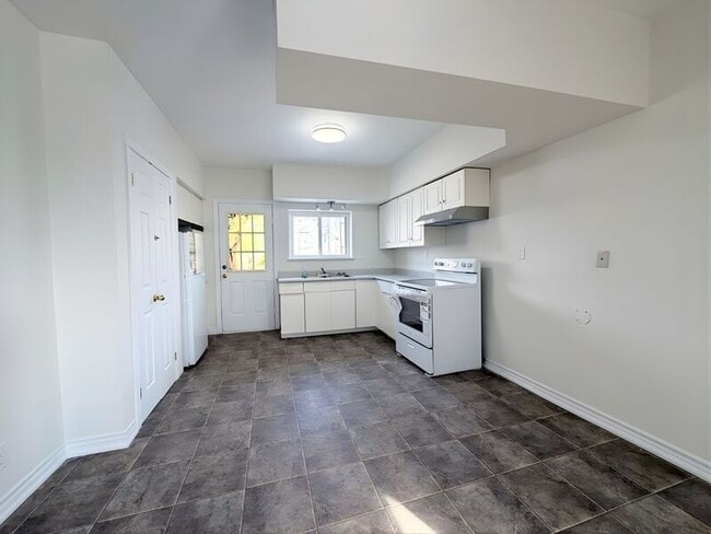 Building Photo - 6 Caithness St W