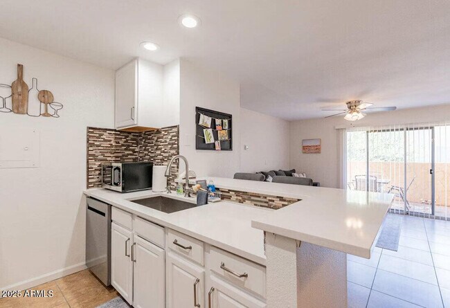 Foto del edificio - 8055 E Thomas Rd
