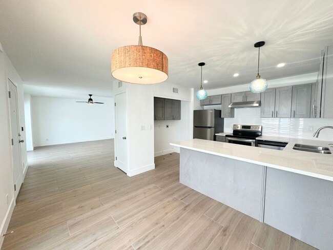 Building Photo - COMING SOON!!! Modern 2 Bed/2 Bath Near El...