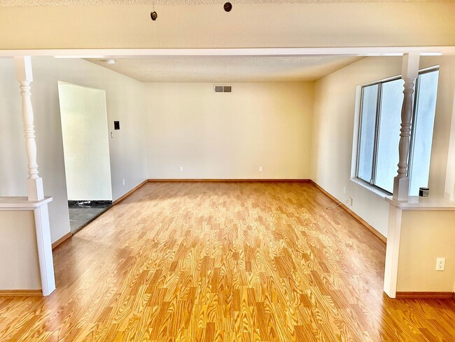 Building Photo - 4 br, 3 bath House - 1088 E Menlo Ave