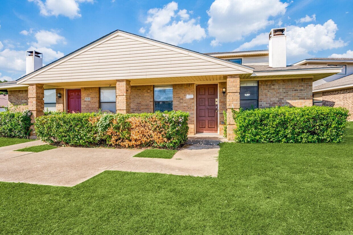 Primary Photo - 2 Bedroom in Irving With Large 2 Car Garage!