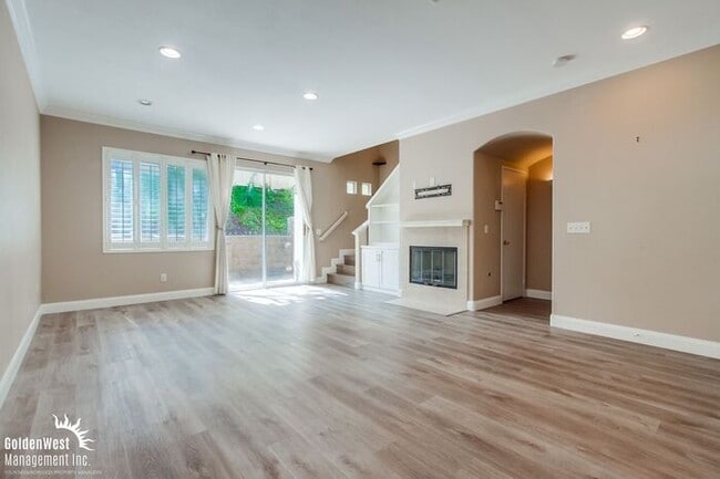 Building Photo - Elegant 2Bdm 2.5Ba Home in the Desirable I...