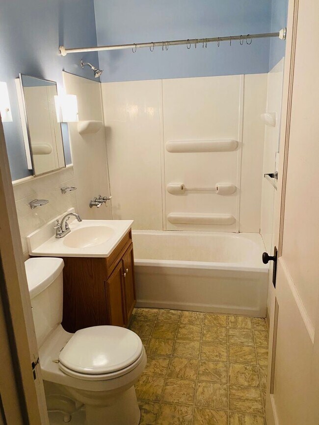Building Photo - 2 br, 1 bath House - 563 Baldwin Ave