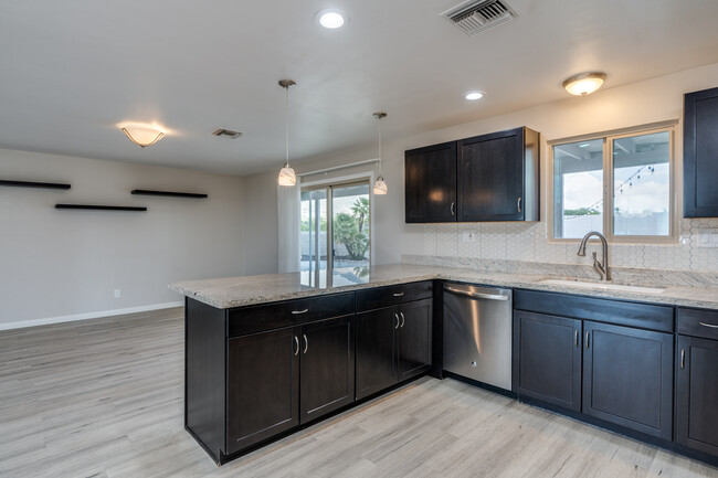 Building Photo - 6842 N Camino de las Brisas