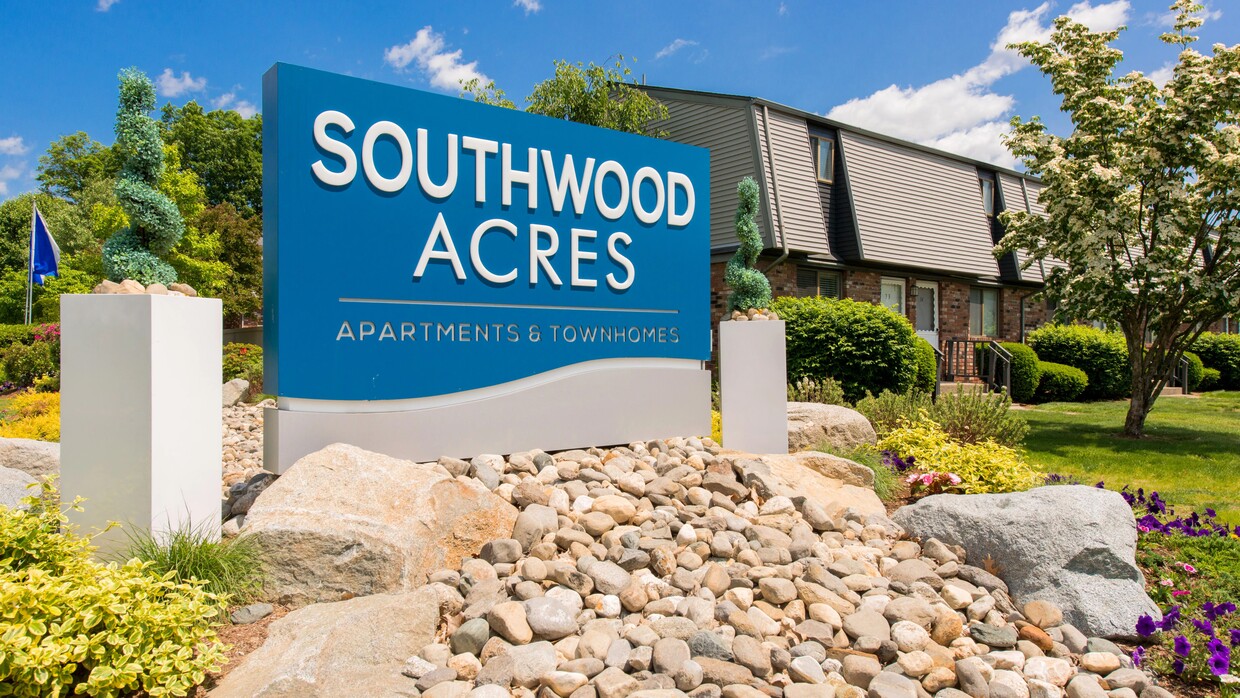 Adéntrate en el encanto atemporal de Southwood Acres, que ofrece apartamentos y casas adosadas de uno y dos dormitorios para alquilar en Westfield, Massachusetts. Tu acogedor paraíso te espera. - Southwood Acres