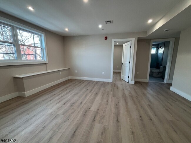 Building Photo - 136 Elm St