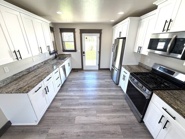Foto del edificio - Single Level 3 Bed / 2 bath Home; Pet Friendly, Fenced back yard, Double car Garage