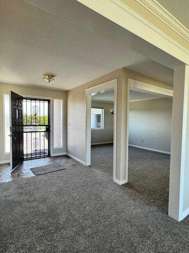 Foto del edificio - Large lower valley home, freshly remodeled...