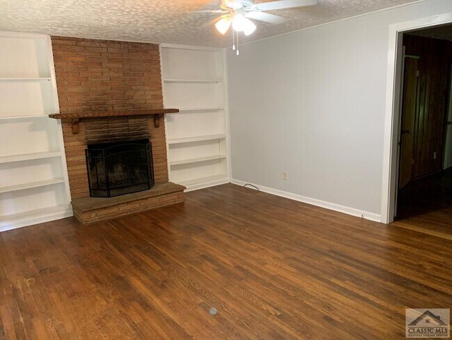 Building Photo - 200 Glencrest Dr