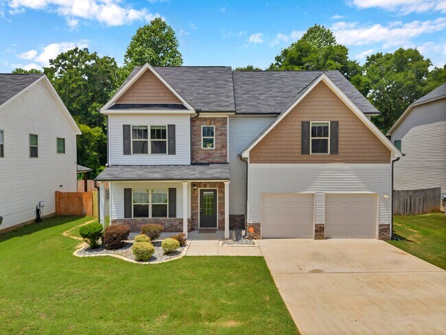 Foto del edificio - Spacious 4BR Home with Fenced Yard & Community Pool