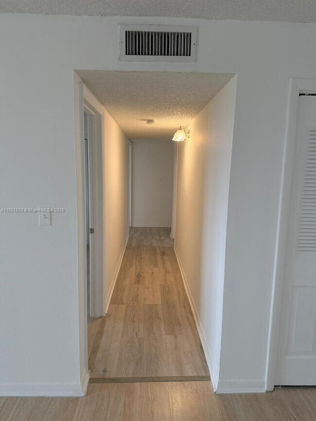 Foto del edificio - 7010 NW 186th St