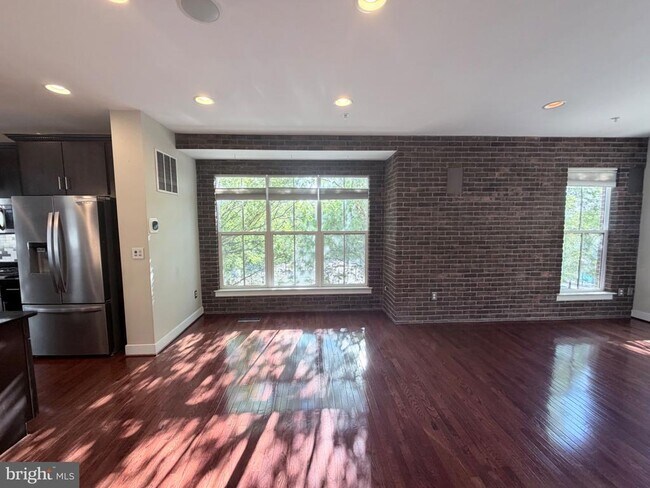 Foto del edificio - 4560 Longfellow St