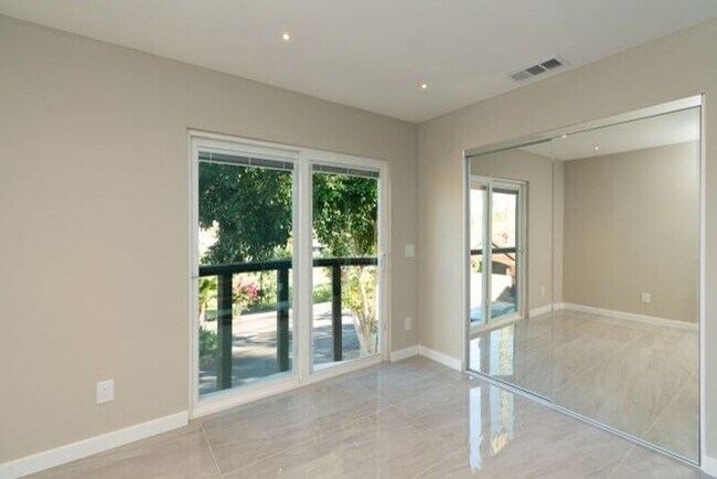Foto del edificio - 6088 De La Rosa Ln