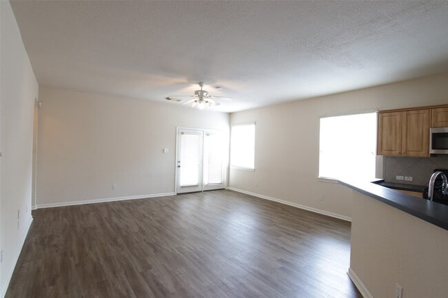 Foto del edificio - 2715 Hidden Bay Ct